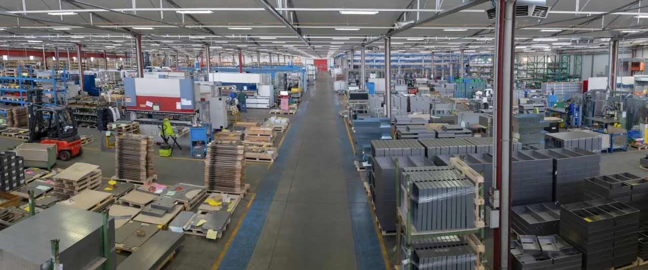 For over 50 years, Elleci has been a leader in designing and implementing technologies for sheet metal fabrication, establishing itself as a benchmark for innovation, reliability, and precision.